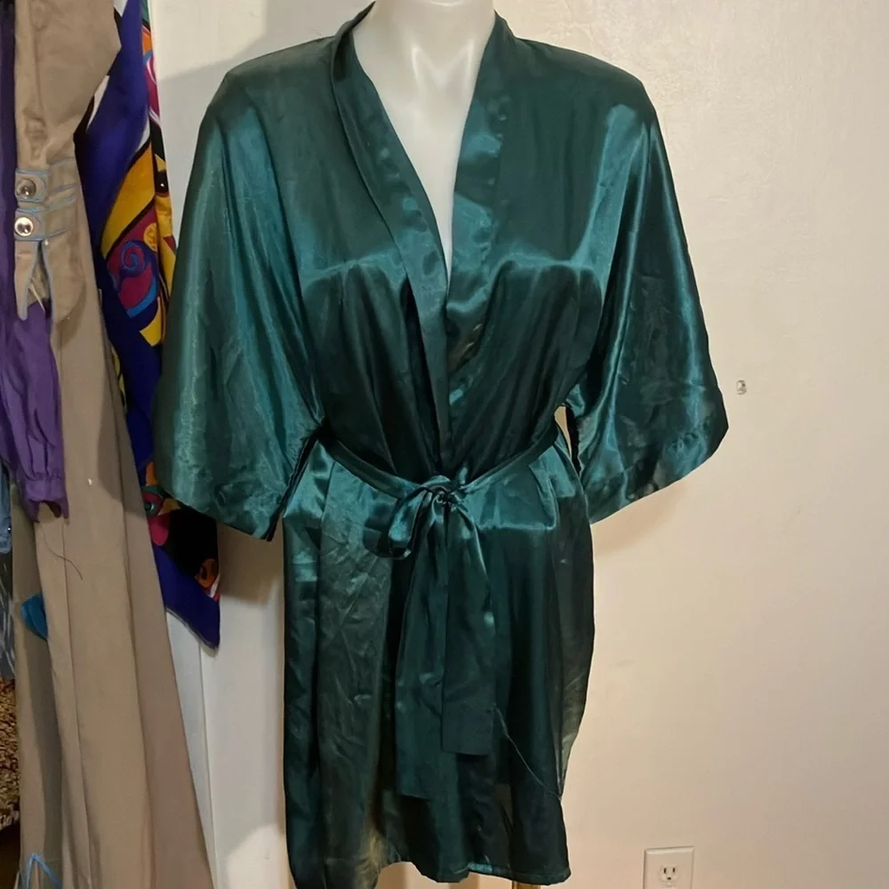 Frederick’s of Hollywood silky wrap robe 1/2 sleeve M